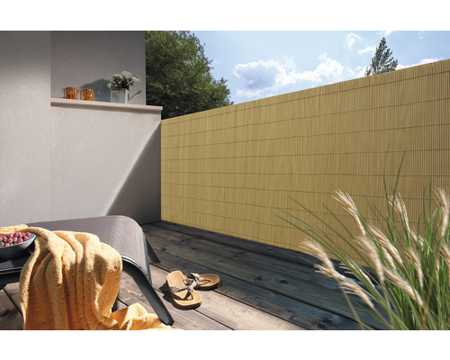 Balkonszene mit Sichtschutzzaun aus Bambusmatten