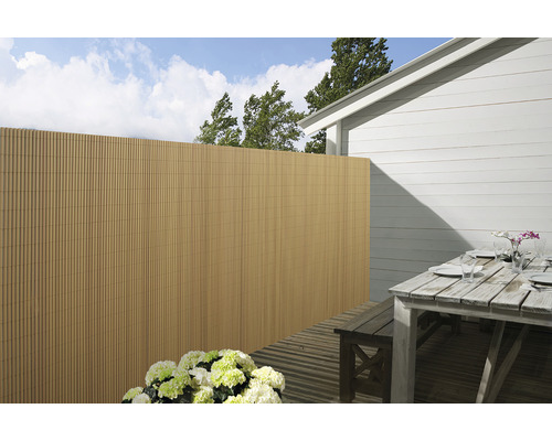 Espace extérieur avec pare-vue, table de terrasse et fleurs