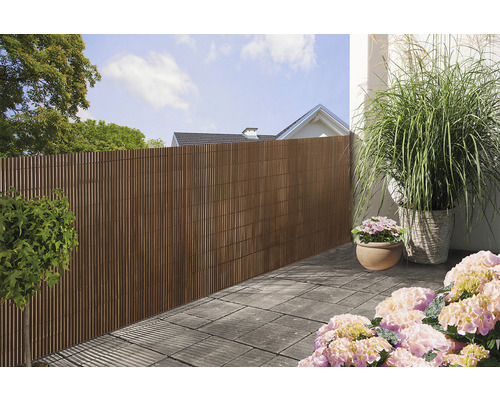 Terrasse mit Sichtschutzzaun aus Bambus und Pflanzen