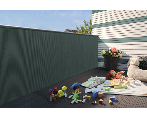 Balkon mit Sichtschutz, Holzterrasse und Kinderspielzeug
