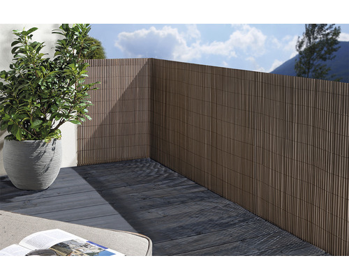 Balkonszene mit Sichtschutzzaun aus Bambus