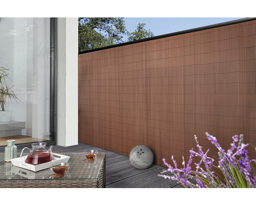 Balkon mit Sichtschutzzaun, Tisch und Dekoration