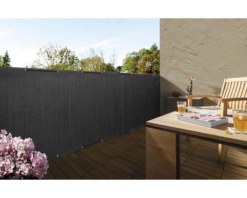 Scène de balcon avec écran d''intimité, table et chaise