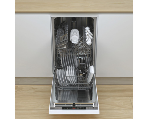 Lave-vaisselle ouvert avec vaisselle