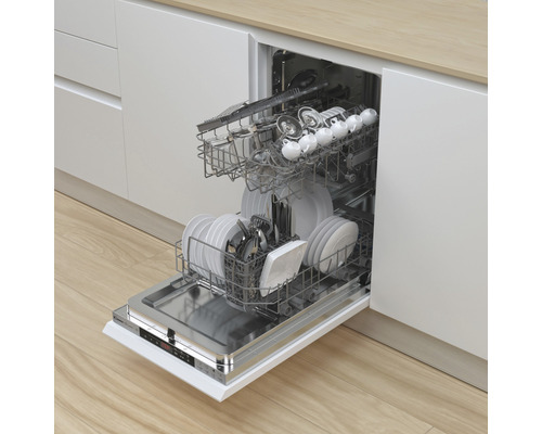 Lave-vaisselle ouvert avec vaisselle et couverts