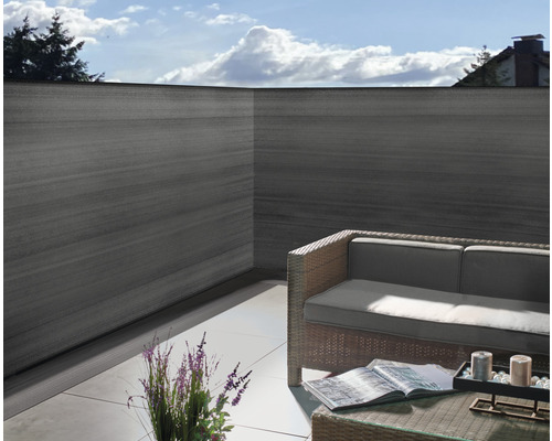 Terrasse mit Sichtschutzwand, Sitzgelegenheit und Dekoration