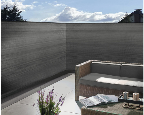 Terrasse mit Sichtschutzwand, Sitzgruppe und Tisch für den Aussenbereich