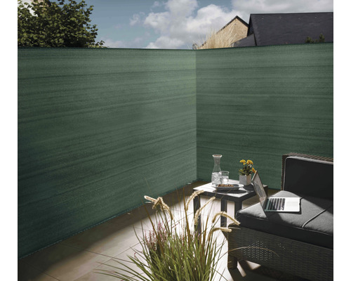 Sichtschutzzaun auf einer Terrasse mit Möbeln und Laptop