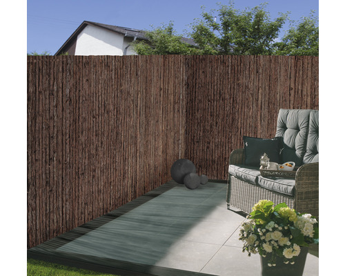 Terrasse mit Sichtschutz aus Naturmaterialien, Sitzgruppe und Pflanzkübel