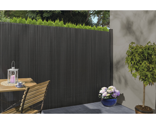 Scène de terrasse avec brise-vue, table, chaise et plantes