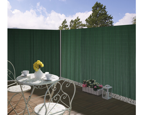 Szene mit Sichtschutzzaun, Tisch und Stühlen auf einer Terrasse