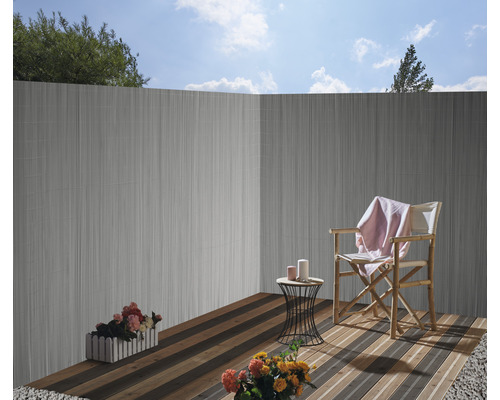 Terrassenszene mit Sichtschutzelementen, Holzterrasse, Stuhl und Dekoration