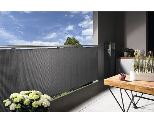 Balkonszene mit Sichtschutz, Tisch und Dekoration