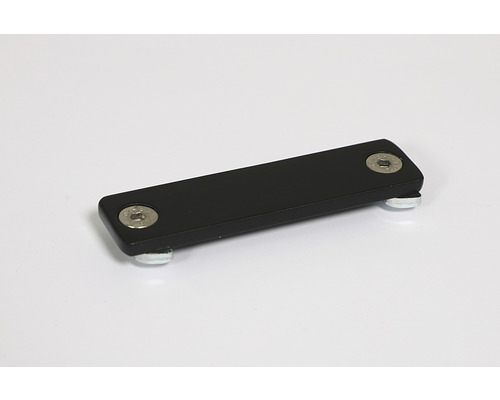 Schwarzer Träger mit Schrauben für die Montage