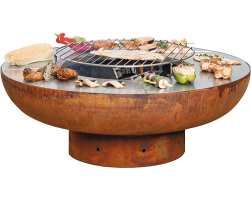 Grillstelle mit Lebensmitteln wie Maiskolben, Fleisch und Gemüse