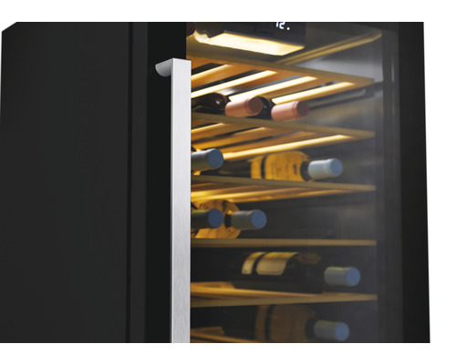 Weinkühlschrank mit Holzregalen zur Weinlagerung