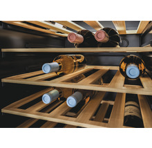 Cave à vin avec plusieurs étagères en bois et différentes bouteilles de vin