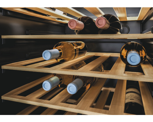 Weinkühlschrank mit mehreren Holzregalen und verschiedenen Weinflaschen