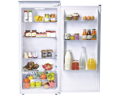 Gefüllter weisser Kühlschrank mit Lebensmitteln auf Glasböden und in einer Gemüseschublade.