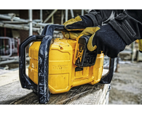 Tronçonneuse à batterie Dewalt avec des gants.