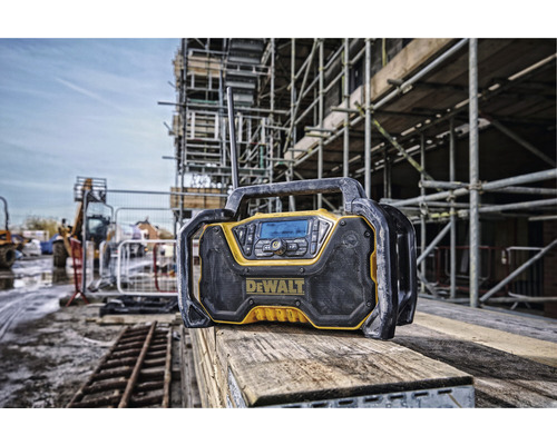 Radio de chantier DeWalt avec antenne sur un chantier