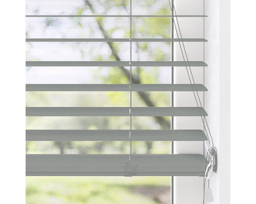 Graue Jalousie am Fenster zur Lichtregulierung.