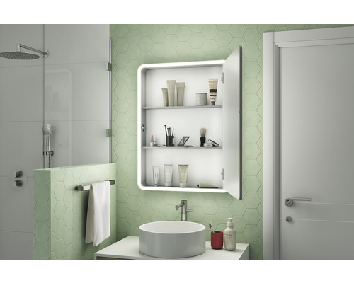 Badezimmer mit offenem Spiegelschrank, Waschbecken und Dusche
