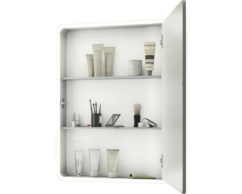 Geöffneter Spiegelschrank mit Kosmetikprodukten auf den Ablagen.