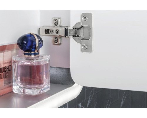 Scharnier an einer weißen Tür