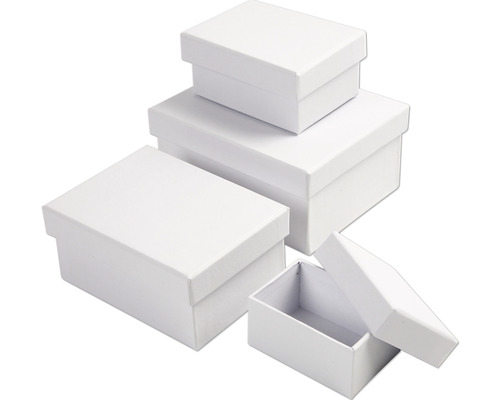 Stapel aus weißen Geschenkboxen aus Karton