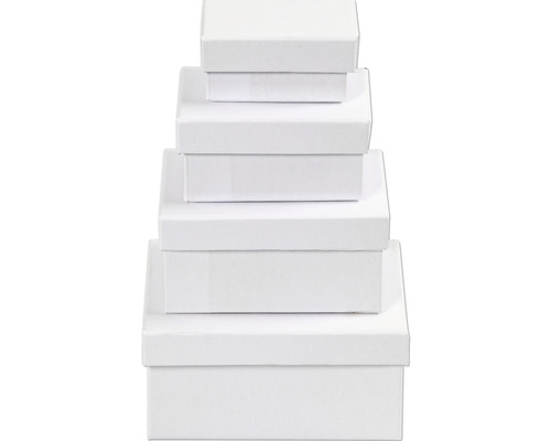 Gestapelte weisse Kartons unterschiedlicher Grösse