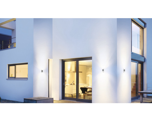 Aussenansicht eines modernen Hauses mit Wandleuchten für den Aussenbereich