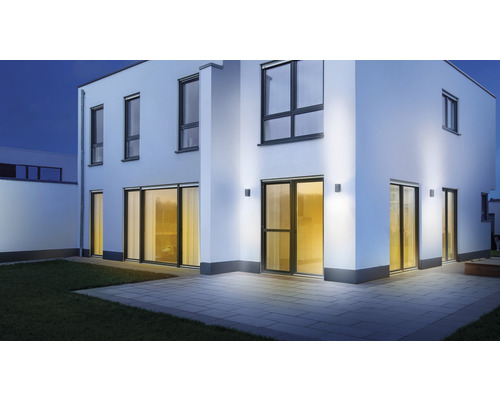 Modernes Wohnhaus mit Aussenbeleuchtung und Terrasse