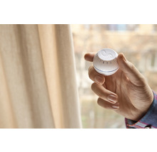 Hand hält Smart Home Thermostat