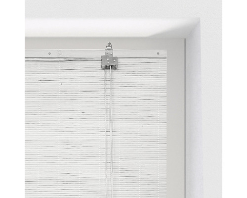 Weisse Bambusjalousie am Fenster