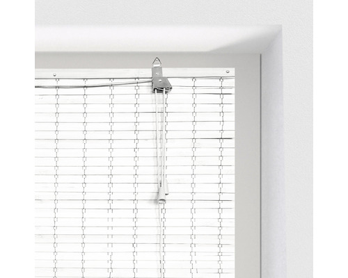 Detailaufnahme eines Holzrollos mit Bedienmechanismus