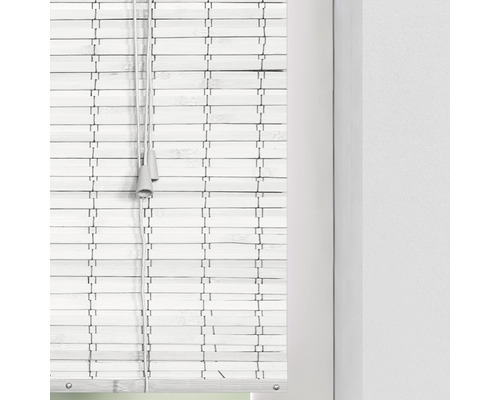 Weisse Jalousie aus Holz mit Zugschnur
