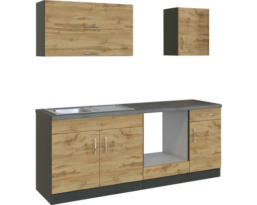 Cuisine équipée avec évier et éléments hauts