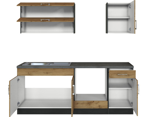 Cuisine linéaire avec évier et armoires suspendues