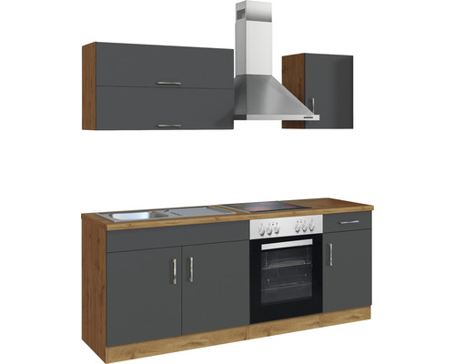 Un ensemble de cuisine avec évier, cuisinière, hotte et armoires.