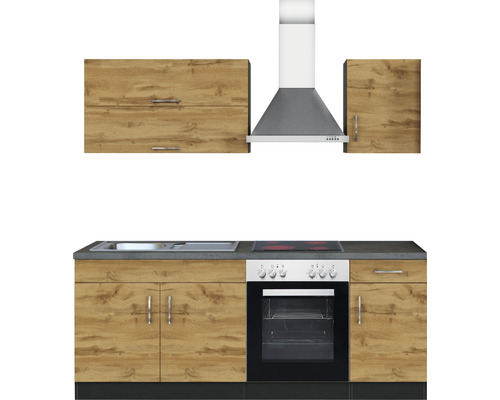 Cuisine équipée avec évier, cuisinière, four, hotte et armoires