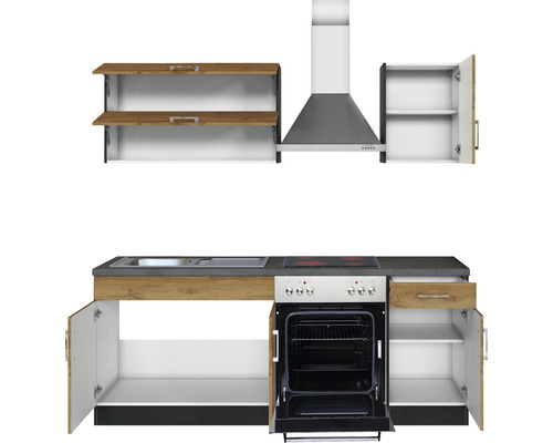 Cuisine équipée avec évier, cuisinière, four et hotte aspirante