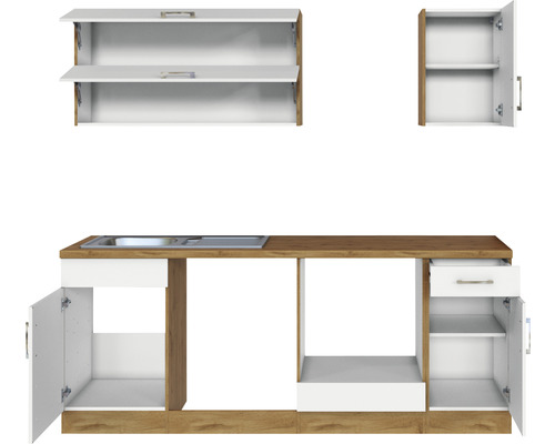 Cuisine équipée avec évier et placards hauts