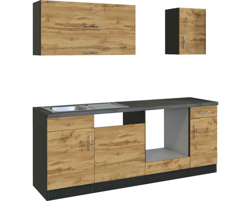 Cuisine équipée avec évier, meubles bas et meubles hauts aspect bois