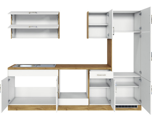 Küchenzeile mit Spüle, Schränken und Regalen