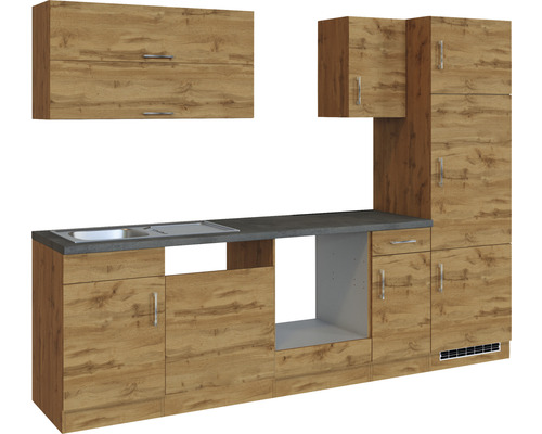 Küchenzeile mit Spüle, Arbeitsplatte und Schränken