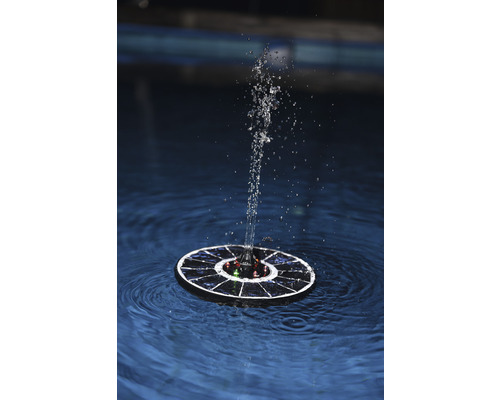 Solarbetriebener Springbrunnen im Wasser mit Fontäne