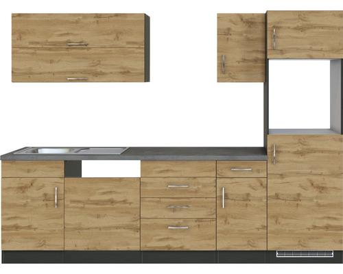 Cuisine équipée avec évier, plan de travail et armoires en décor bois