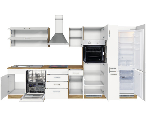 Cuisine complète avec lave-vaisselle, réfrigérateur, hotte aspirante, four, évier et plaque de cuisson.