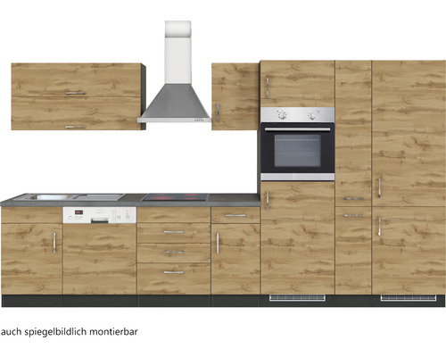 Cuisine complète avec évier, lave-vaisselle, cuisinière, four, hotte aspirante et armoires aspect bois.